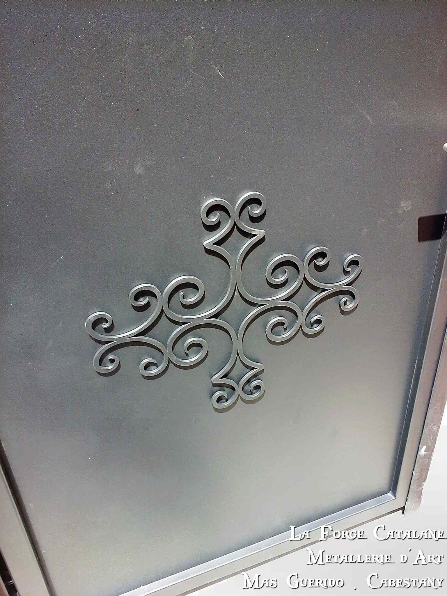 portail portillon decoupe laser s entrecroisant finition thermolaquage forge catalane 5.jpg